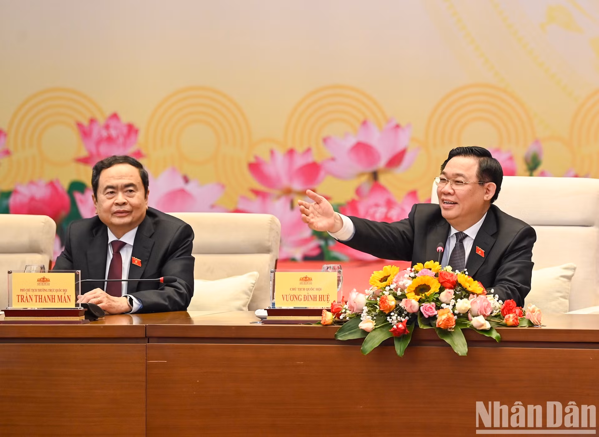 El presidente de la Asamblea Nacional, Vuong Dinh Hue (D), y el subtitular permanente Tran Thanh Man en la reunión.