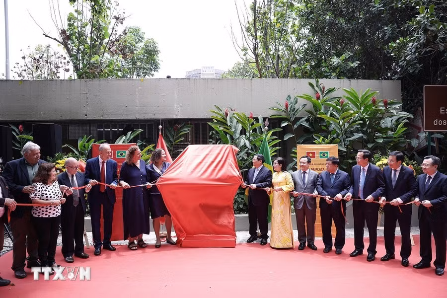 La ceremonia de inauguración de la placa conmemorativa en honor al Presidente Ho Chi Minh en el barrio de Santa Teresa, en la ciudad de Río de Janeiro, Brasil. La ceremonia de inauguración de la placa conmemorativa en honor al Presidente Ho Chi Minh en el barrio de Santa Teresa, en la ciudad de Río de Janeiro, Brasil.