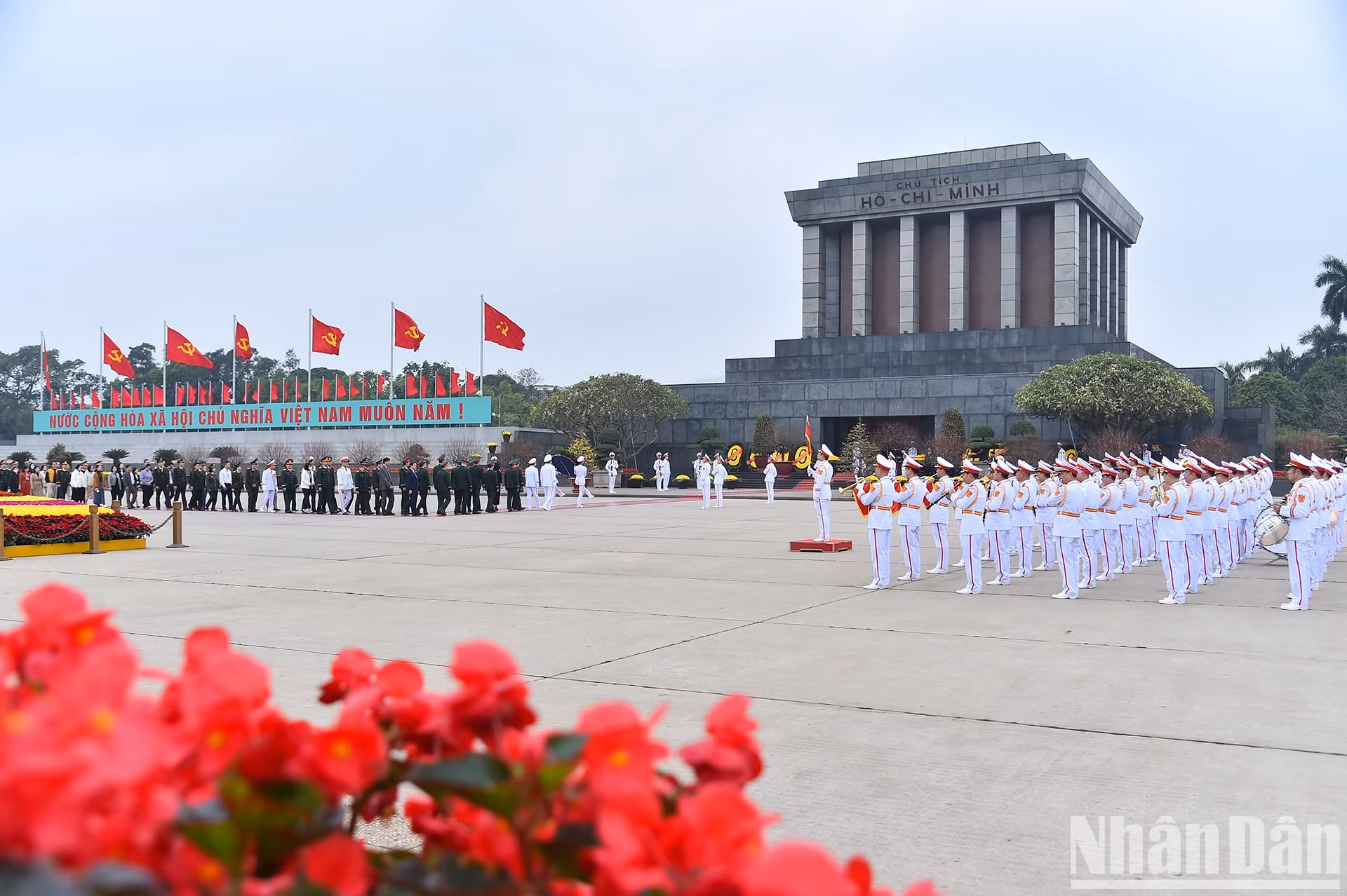 Vista del acto de rendir homenaje al Presidente Ho Chi Minh en la Plaza de Ba Dinh.
