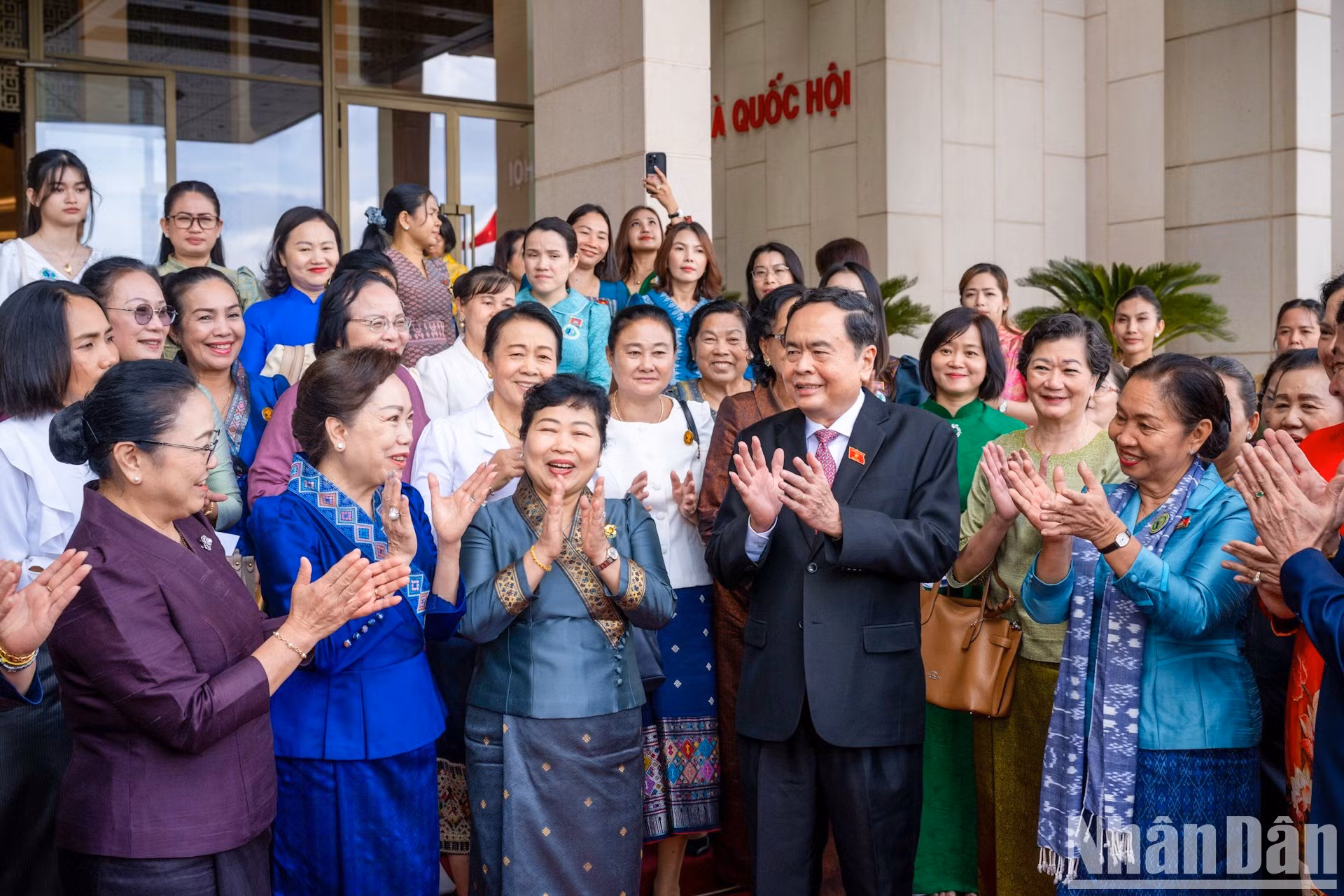 El presidente de la Asamblea Nacional de Vietnam, Tran Thanh Man, con miembros de la Unión de Mujeres y empresarias de Laos y Camboya.