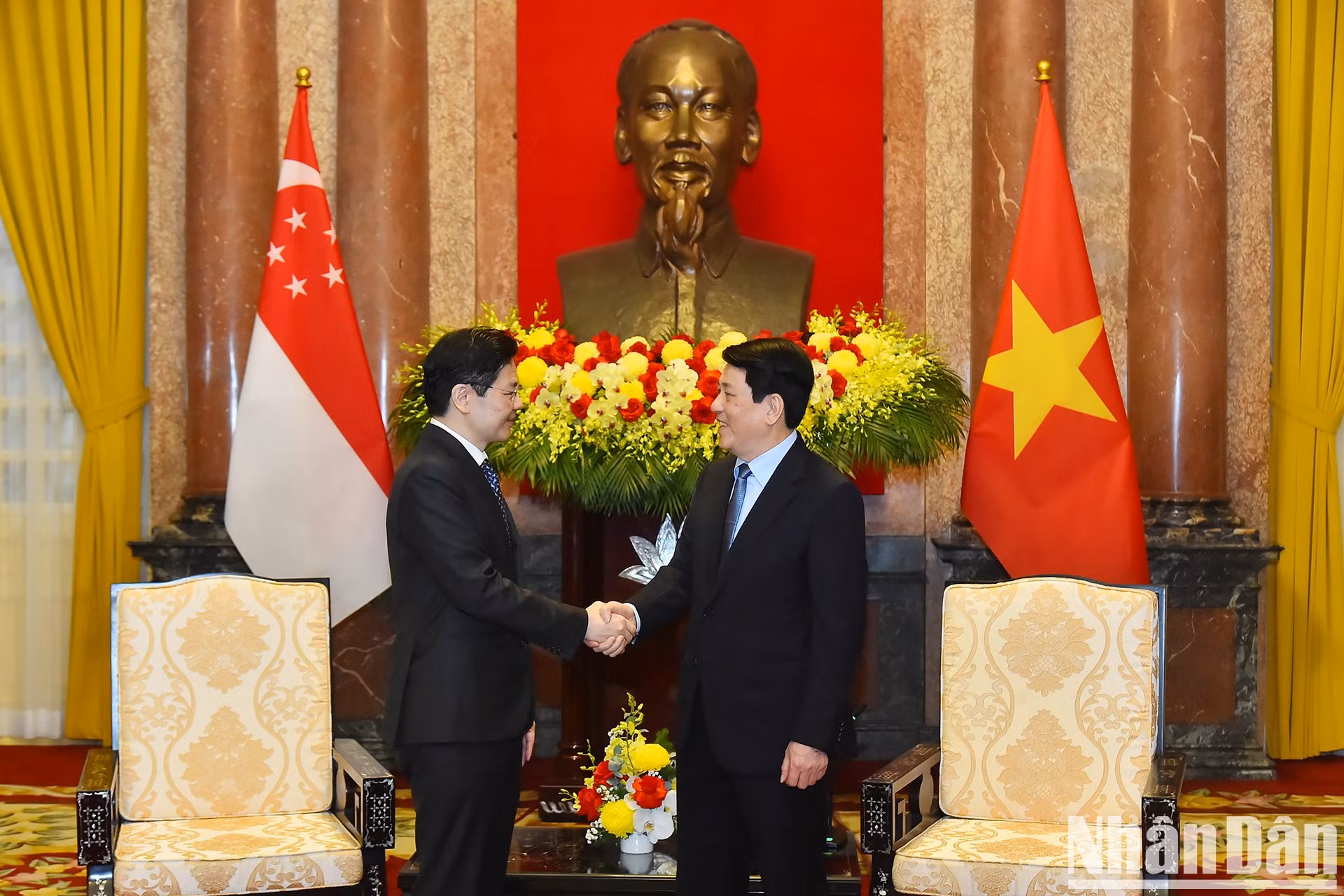 El presidente Luong Cuong saluda al primer ministro singapurense. El presidente Luong Cuong saluda al primer ministro singapurense.