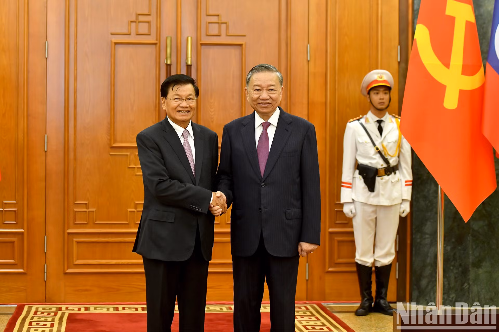 Ambos dirigentes de Vietnam y Laos toman una foto antes de empezar la reunión.