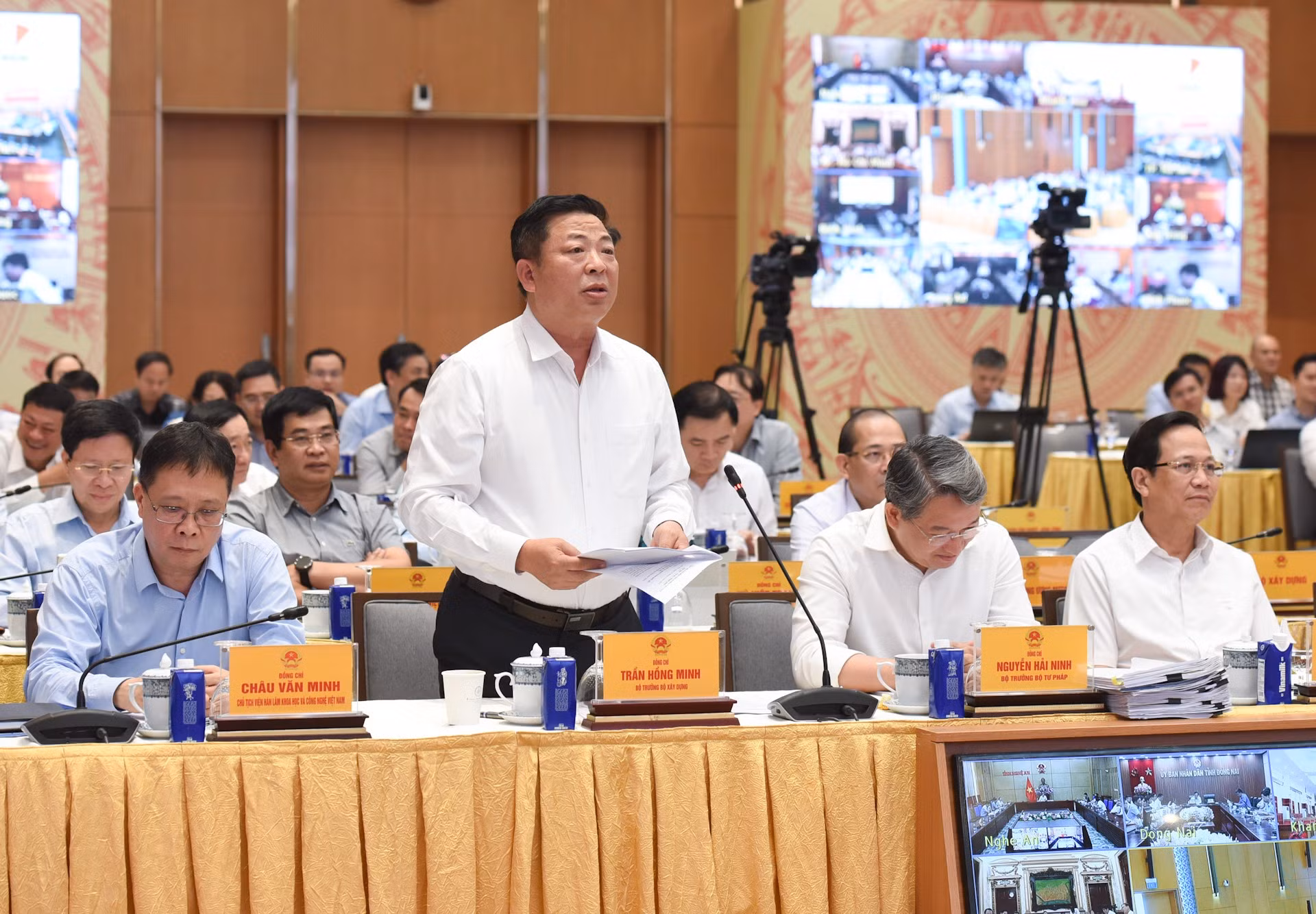El ministro de Construcción, Tran Hong Minh, presenta un informe. El ministro de Construcción, Tran Hong Minh, presenta un informe.