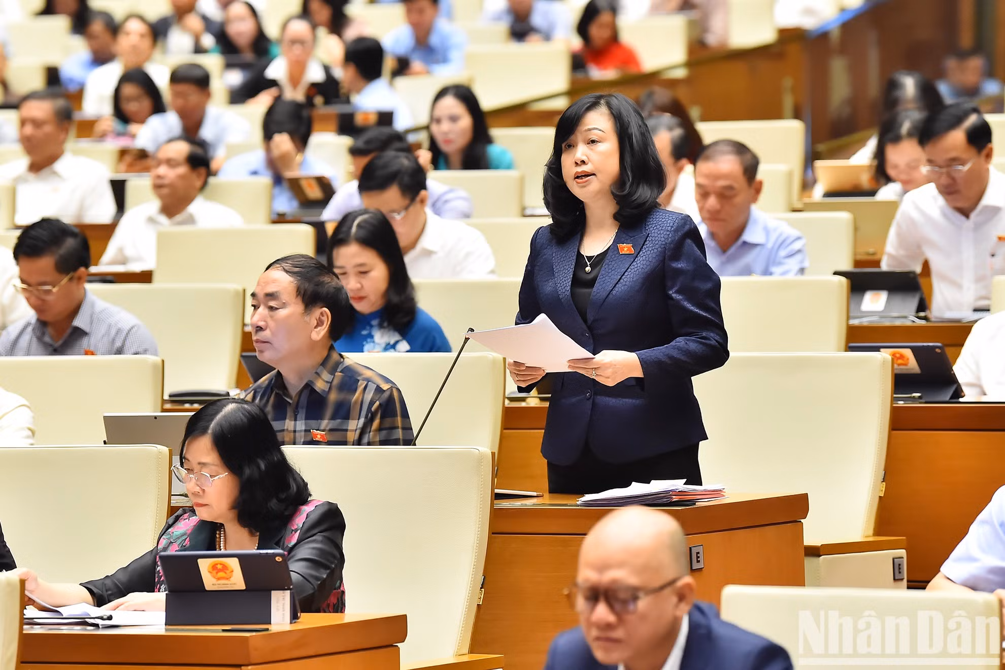 La ministra de Salud, Dao Hong Lan, pronuncia un discurso explicando y aclarando una serie de cuestiones planteadas por los delegados de la Asamblea Nacional relacionadas con el sector de la salud.