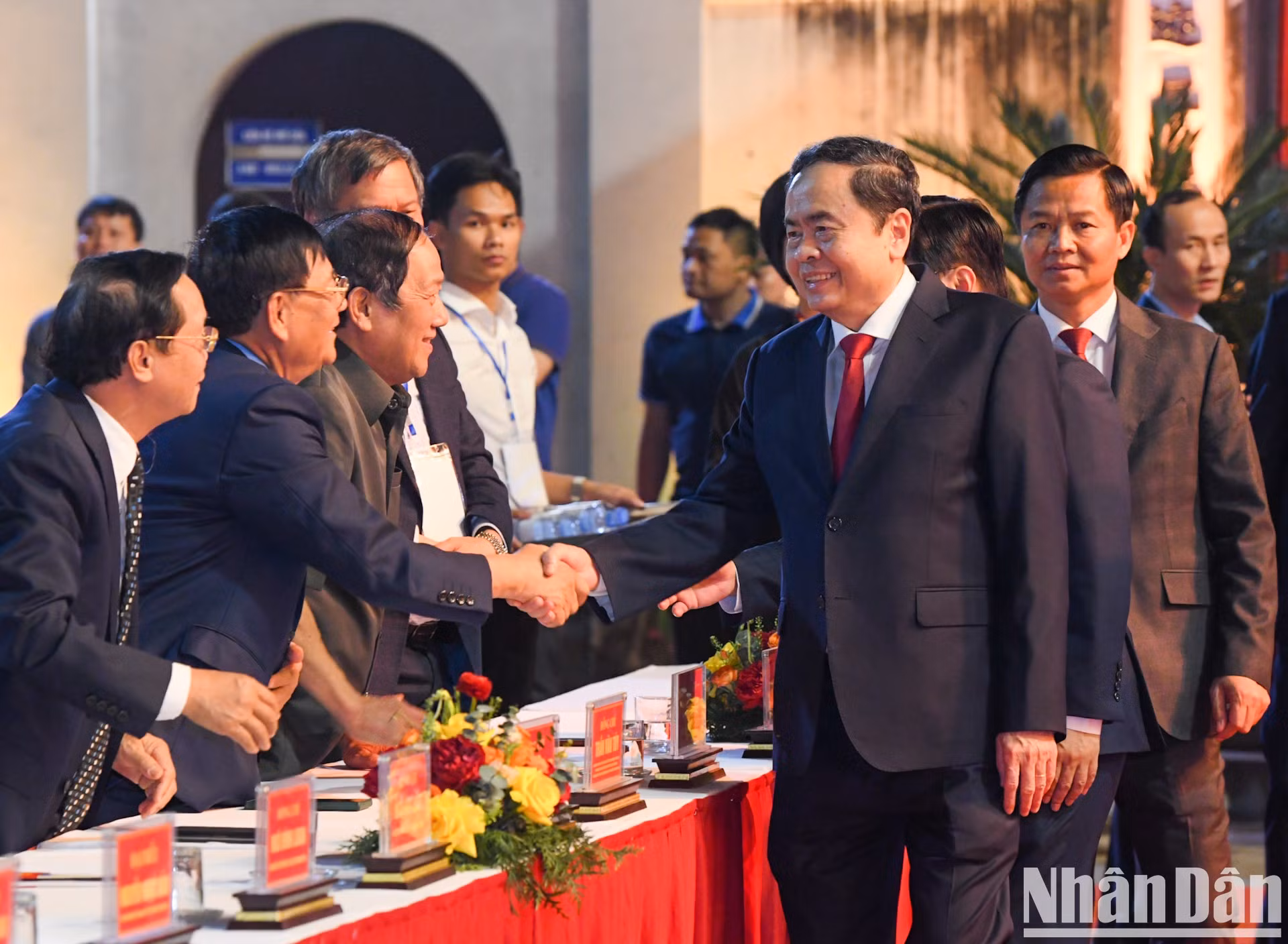 El máximo legislador vietnamita saluda a los asistentes.