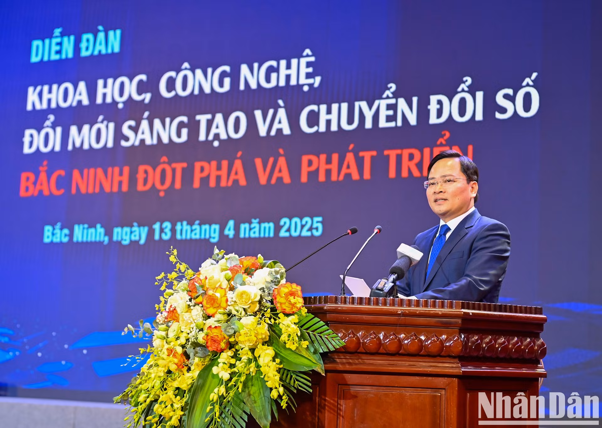 El secretario del Partido Comunista de Vietnam en Bac Ninh, Nguyen Anh Tuan, habla en la cita.