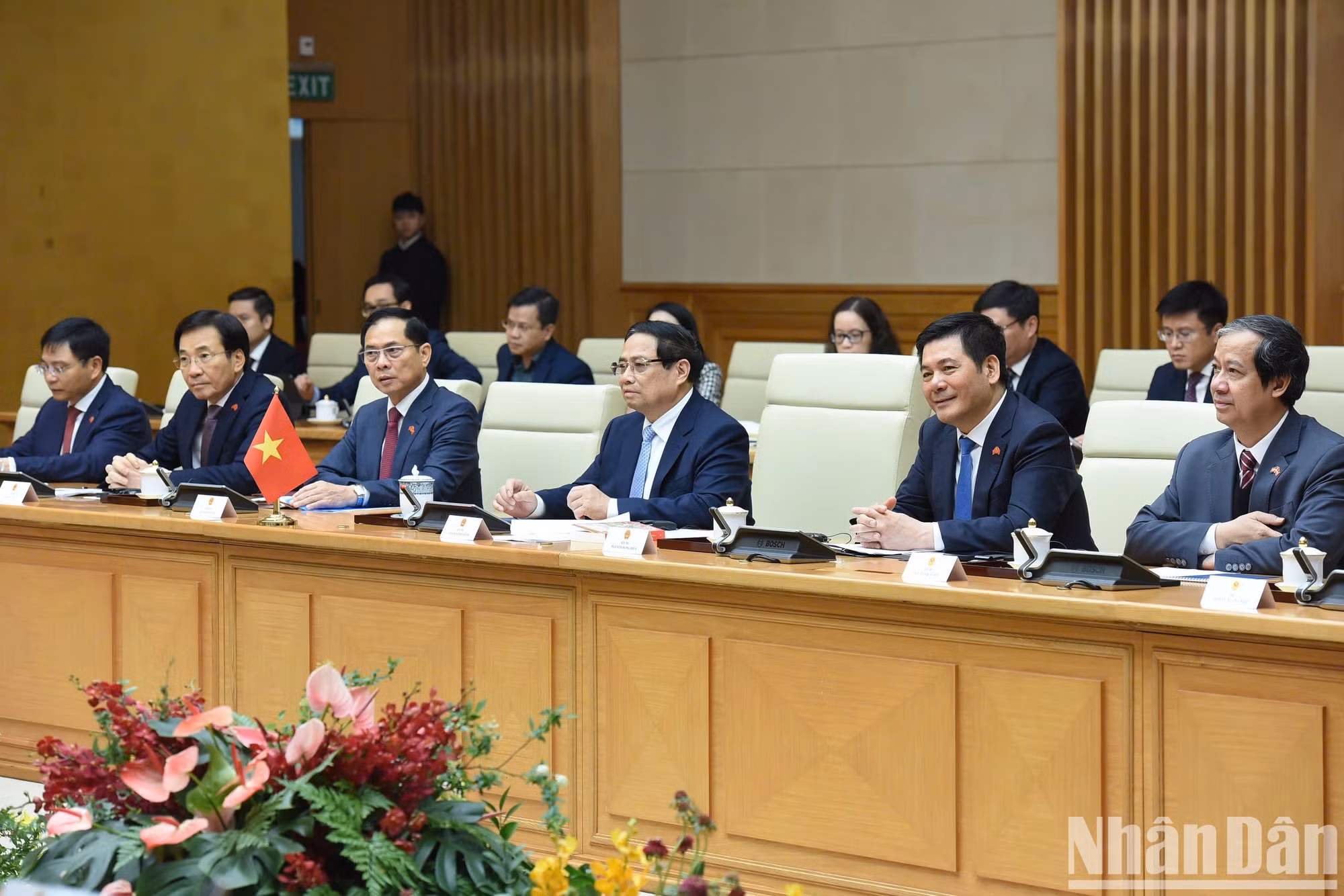 Los funcionarios vietnamitas asisten a la reunión.