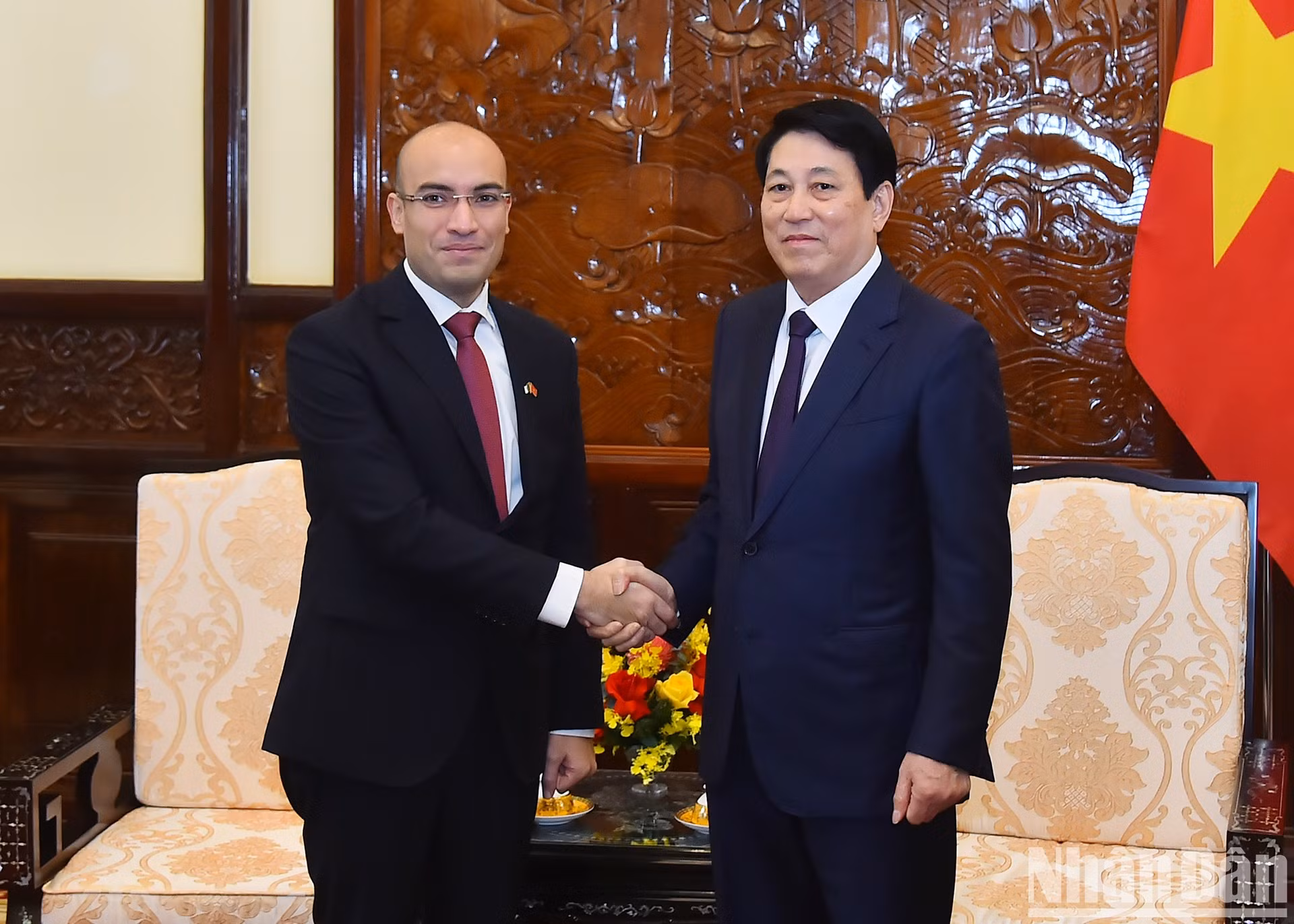 El presidente de Vietnam, Luong Cuong (a la derecha), recibe al embajador de Argelia en Hanói, Sofiane Chaib.