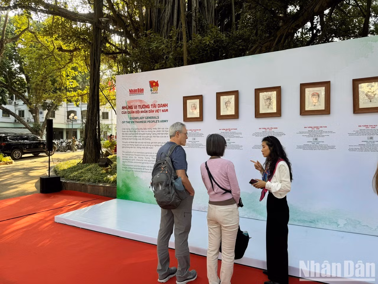 Visitantes extranjeros están intersados en conocer la historia de Vietnam.