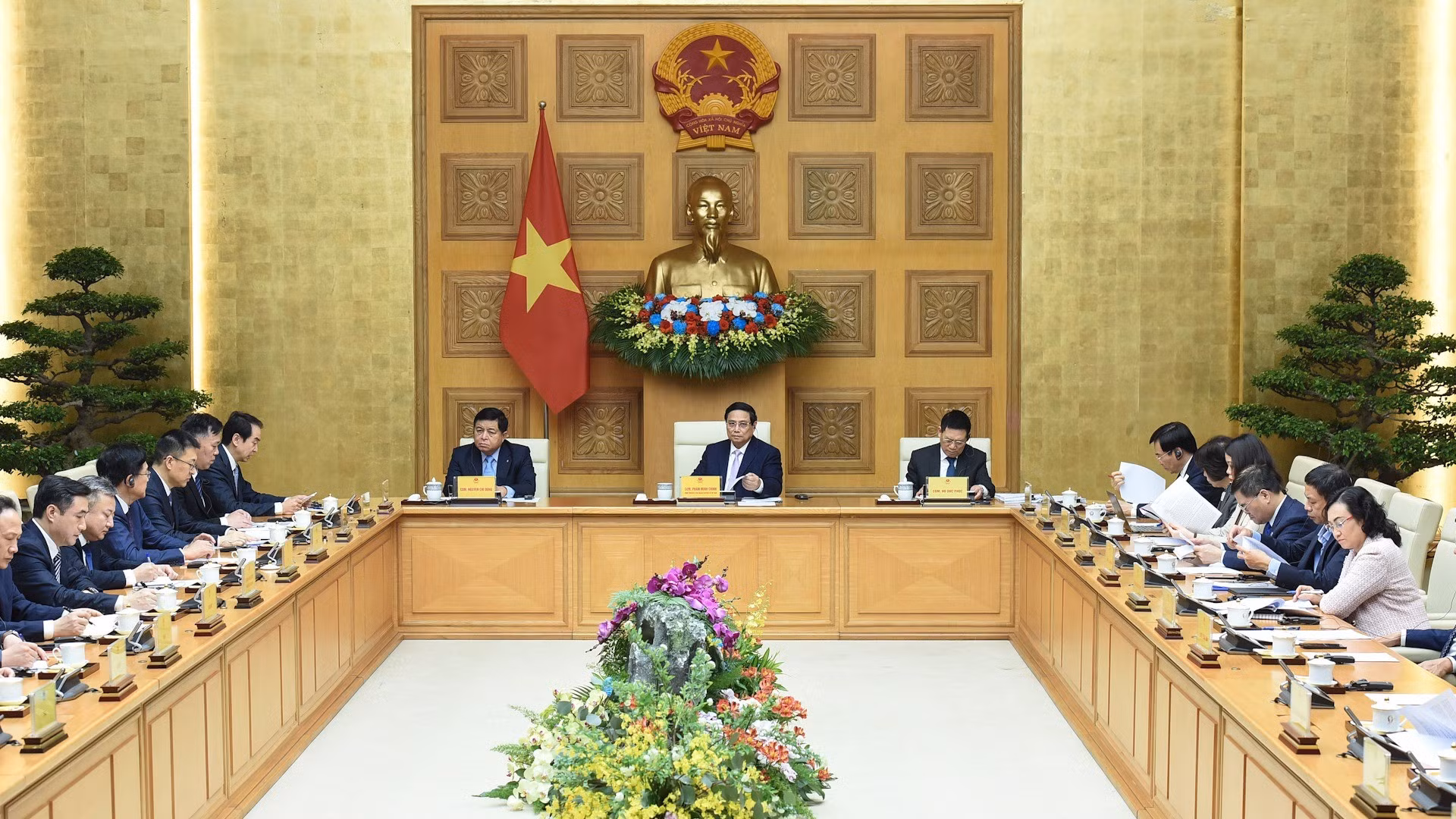 El premier Pham Minh Chinh conversa con las empresas chinas.