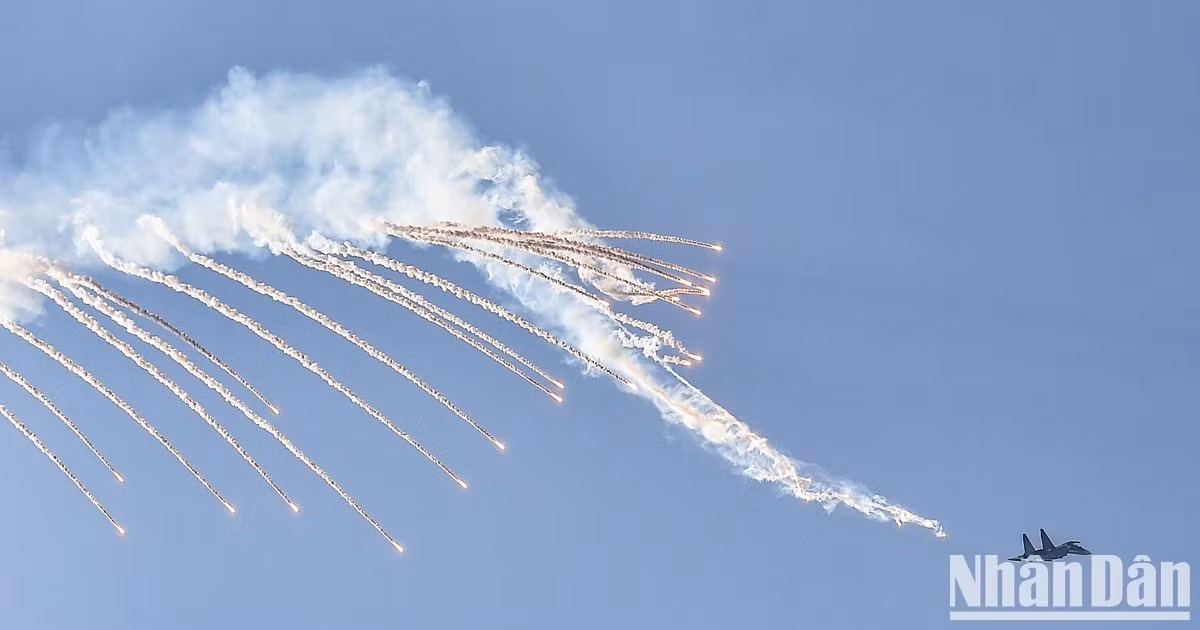 [Foto] Presentaciones de helicópteros y cazas de combate por 50 aniversario de reunificación nacional