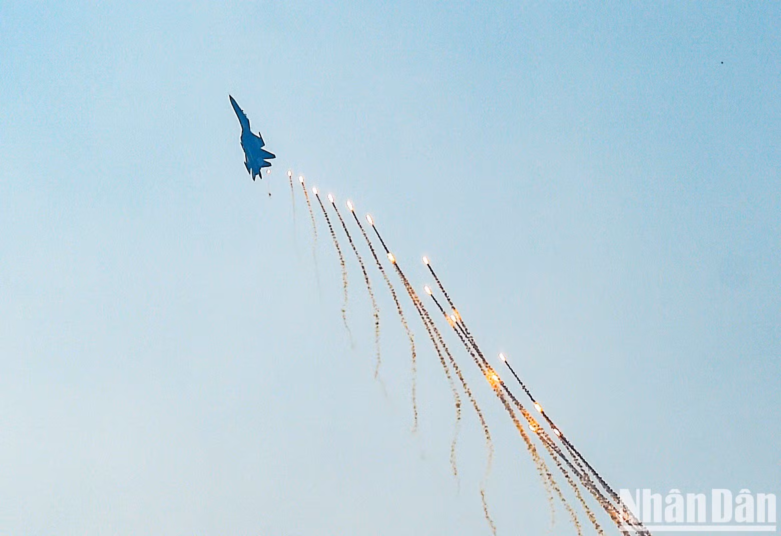 El Su-30MK2 lanzó señuelos térmicos en el cielo.