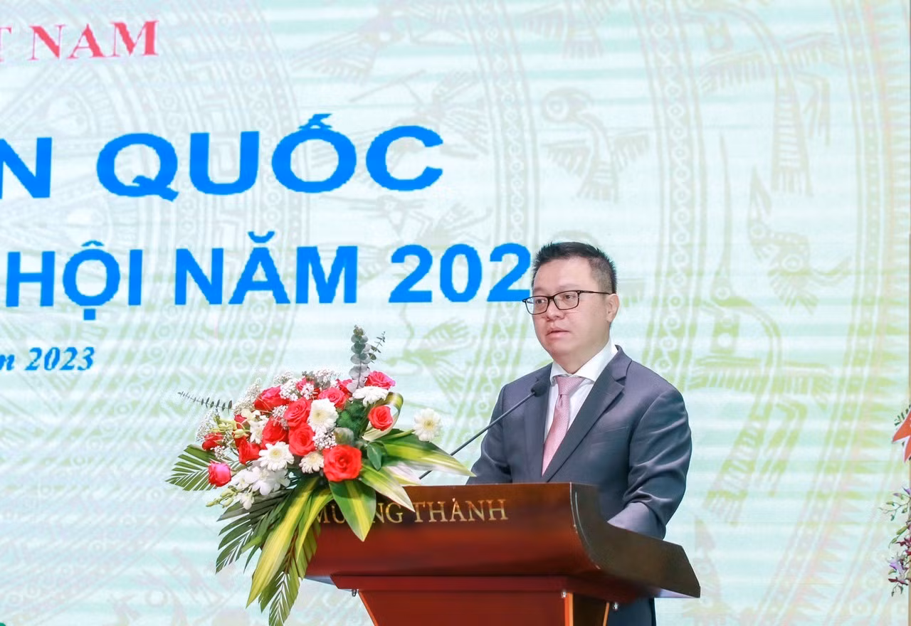 El presidente-editor del periódico Nhan Dan, Le Quoc Minh, pronuncia el discurso inaugural.
