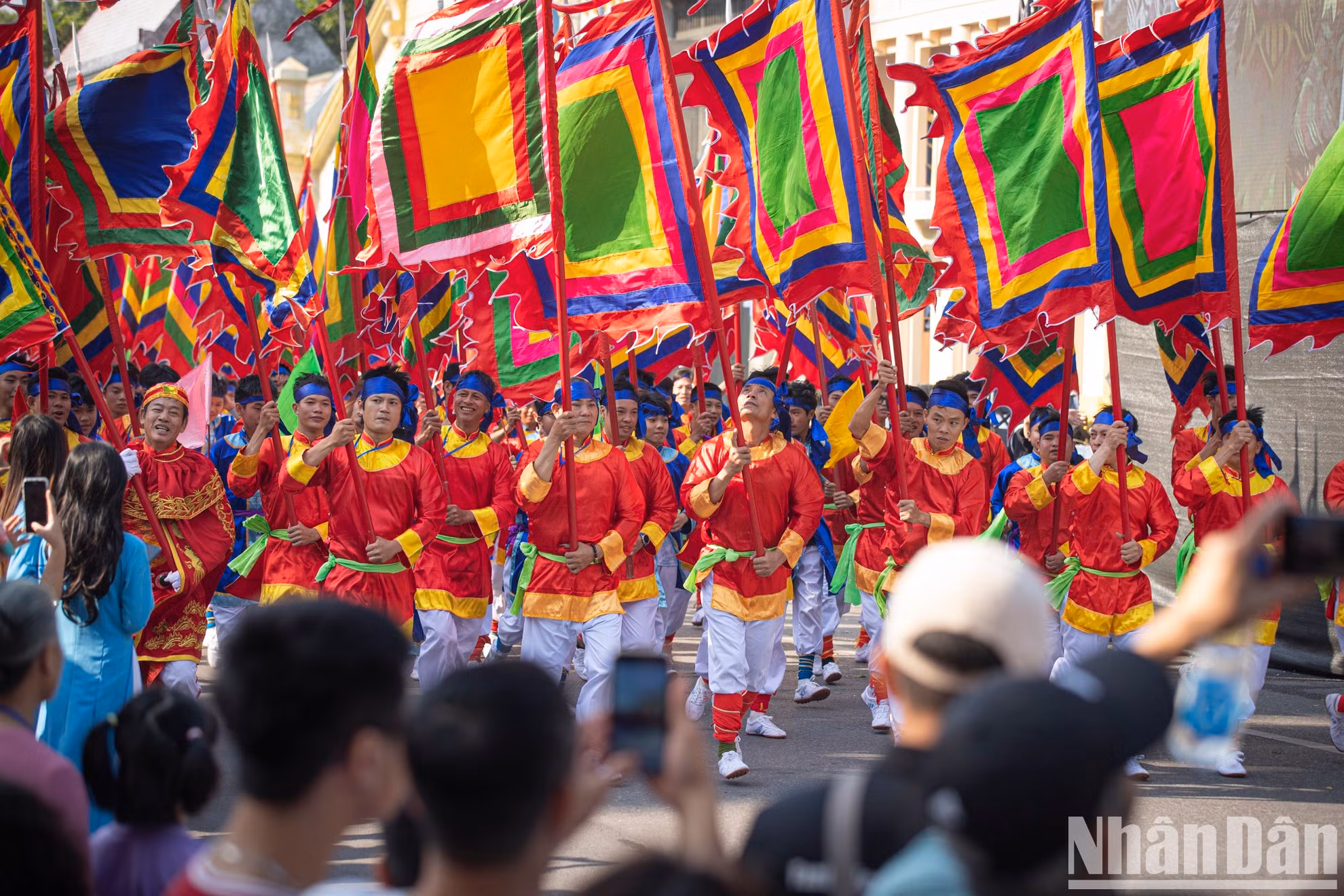 Las manifestaciones artísticas folclóricas como el canto ceremonial Ca tru, marionetas acuáticas, el canto de los mendigos Xam, y la creencia de culto a Tan Vien Son Thanh, Hai Ba Trung, Thanh Giong, se representan en el evento, ofreciendo al público una mirada en profundidad a los valores culturales perdurables de Hanói.