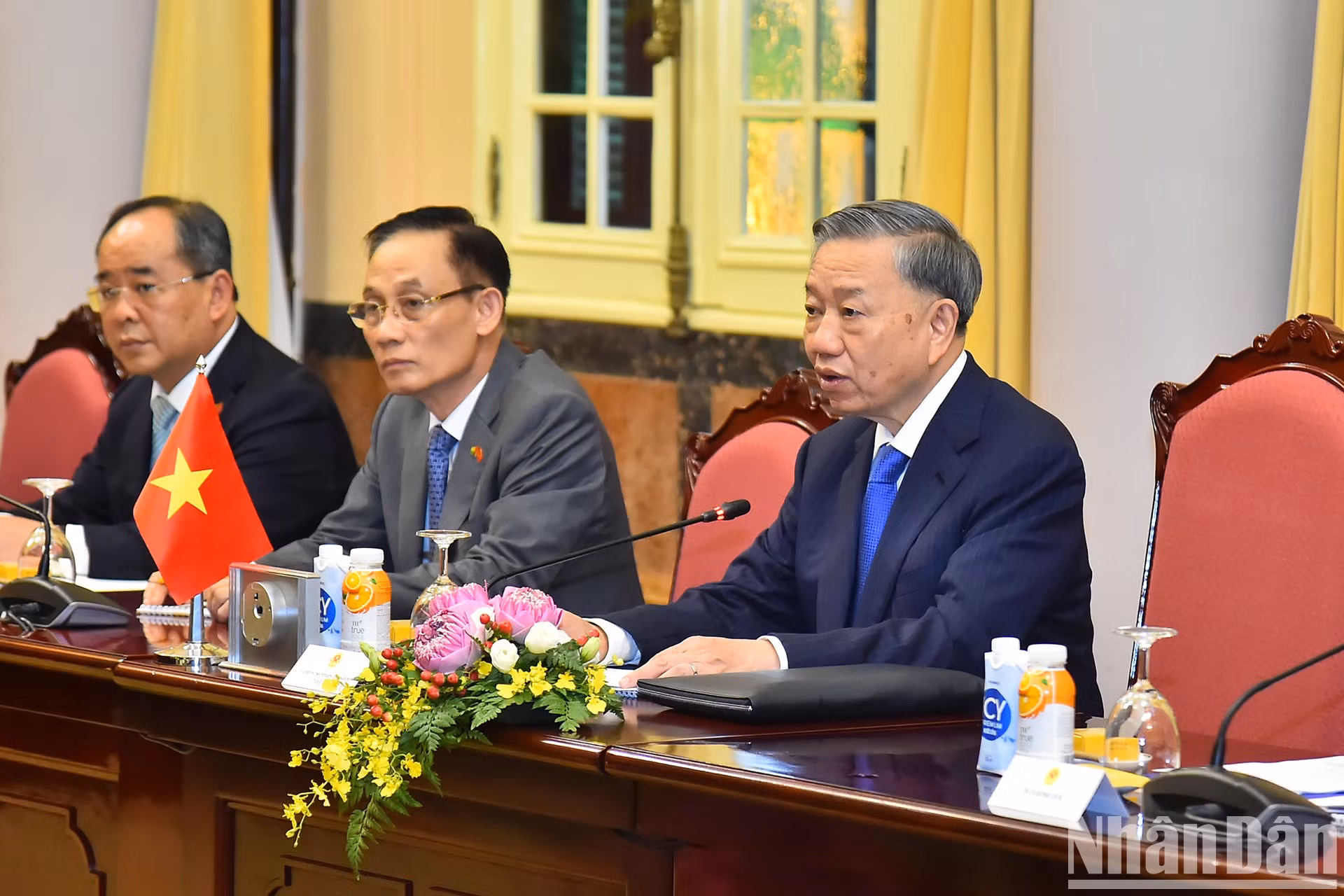 El máximo dirigente de Vietnam, To Lam, habla en la cita.
