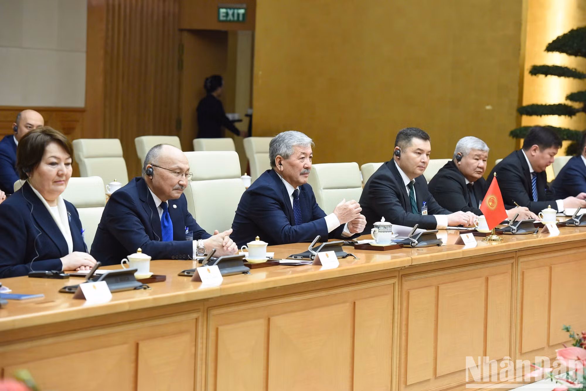 Los funcionarios de la República Kirguistán acuden a la reunión.