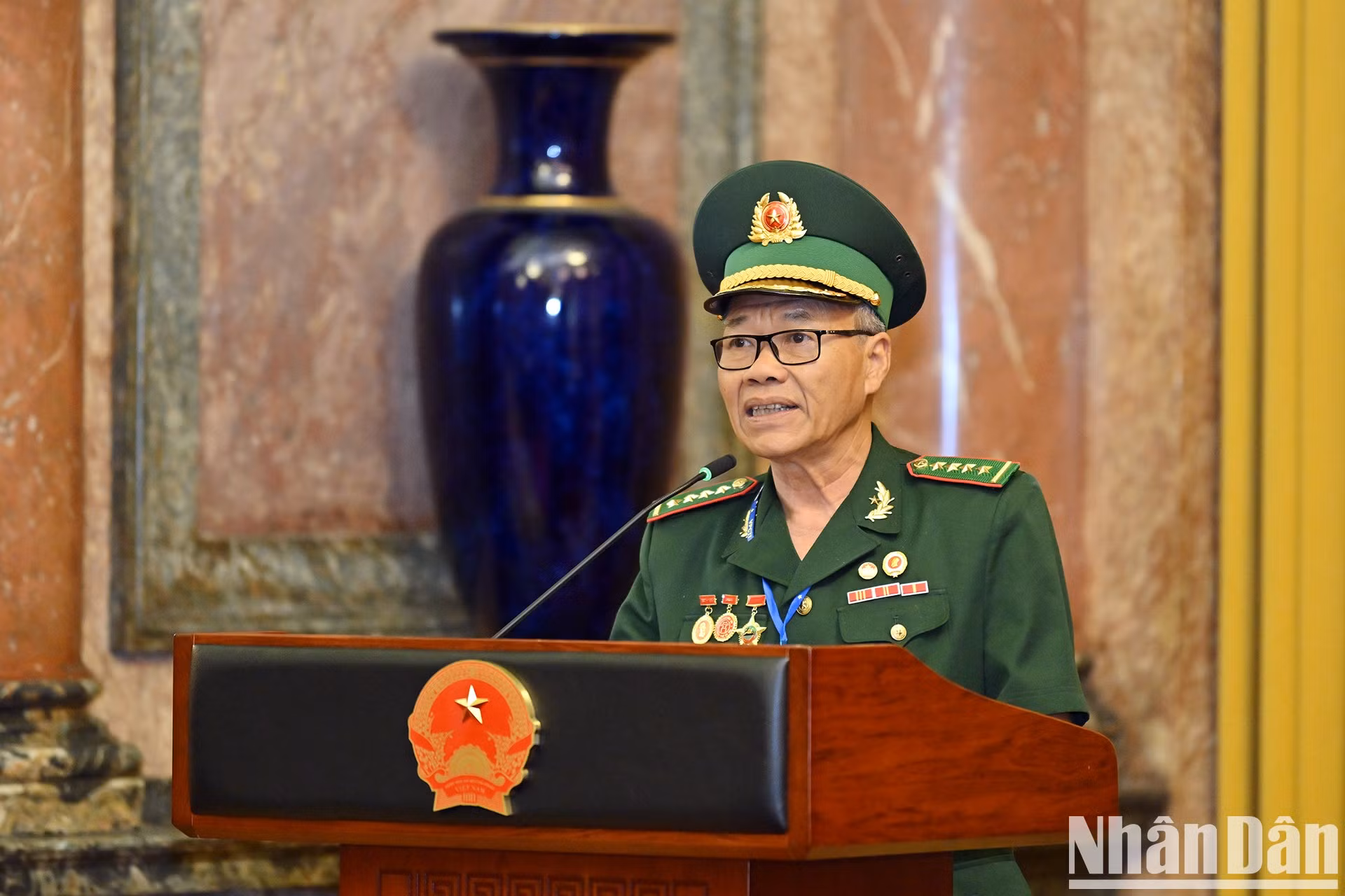 Nguyen Trung Chat, dueño del Centro de Esperanza, donde ha acogido y cuidado a 305 niños huérfanos en Lang Son y Hung Yen, habla en la cita. Nguyen Trung Chat, dueño del Centro de Esperanza, donde ha acogido y cuidado a 305 niños huérfanos en Lang Son y Hung Yen, habla en la cita.