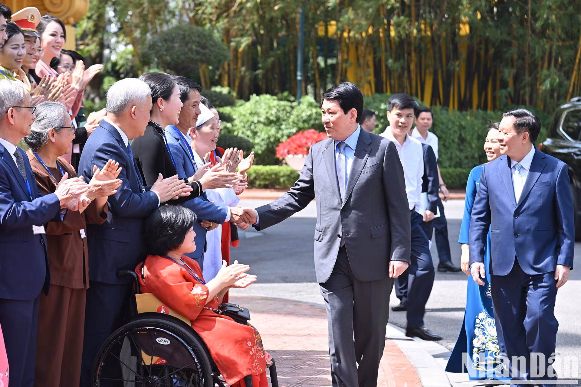 El presidente vietnamita Luong Cuong saluda a los delegados del programa "Acciones Bondadosas". El presidente vietnamita Luong Cuong saluda a los delegados del programa "Acciones Bondadosas".