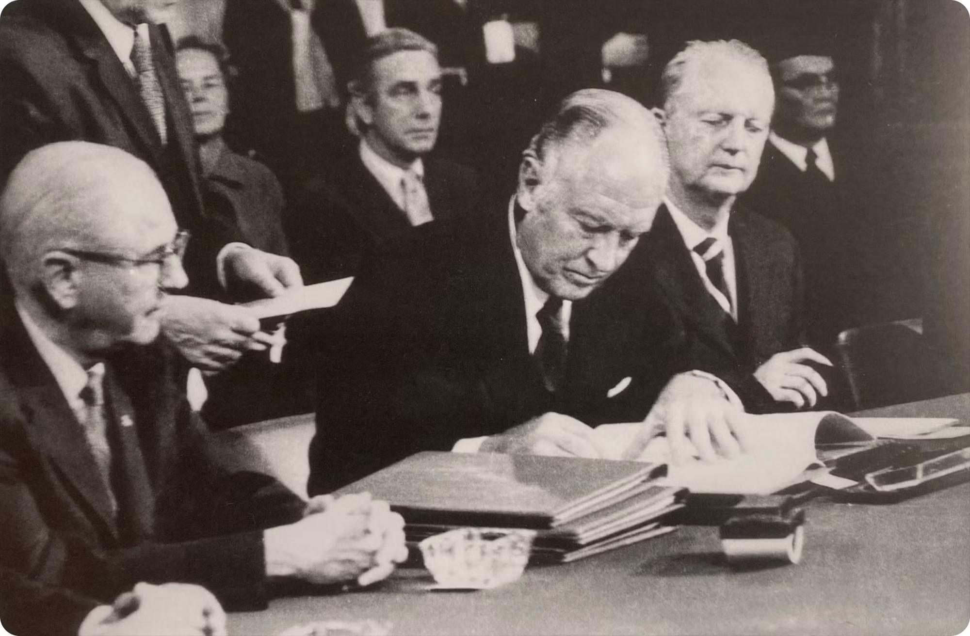 El secretario de Estado de Estados Unidos, William P. Rogers firmó los documentos. El secretario de Estado de Estados Unidos, William P. Rogers firmó los documentos.