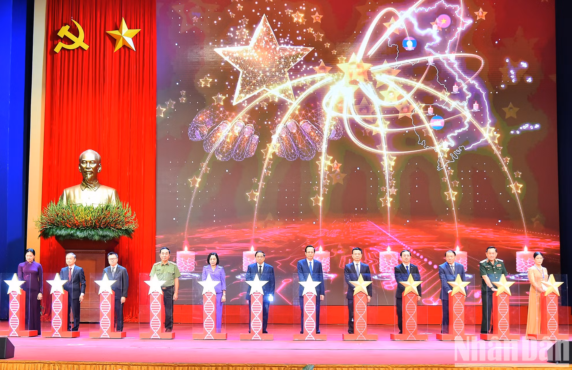 El jefe del Gobierno vietnamita y los delegados lanzan el Banco de Genes (ADN) de mártires no identificados.
