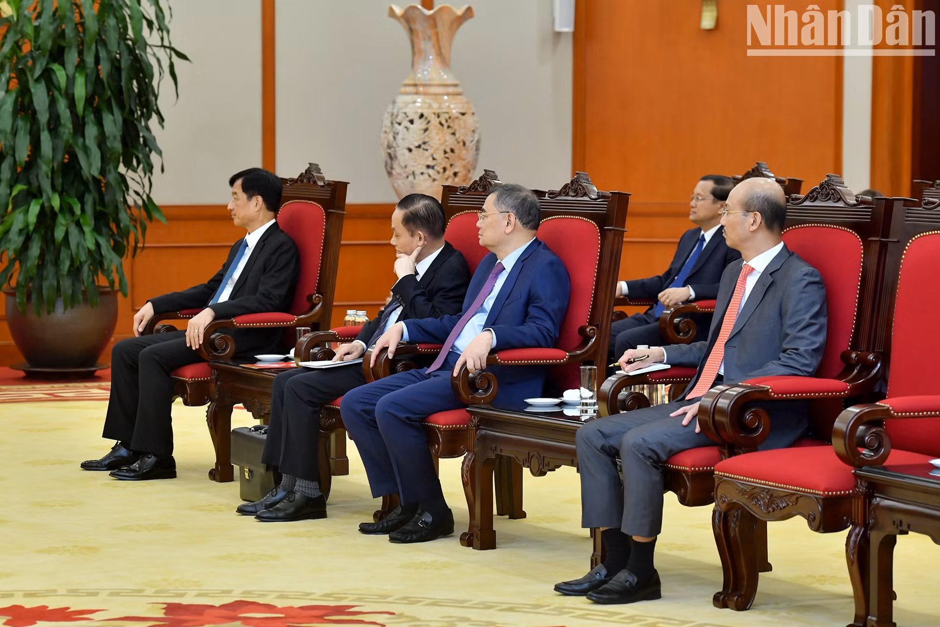 Delegados vietnamitas asisten al encuentro.