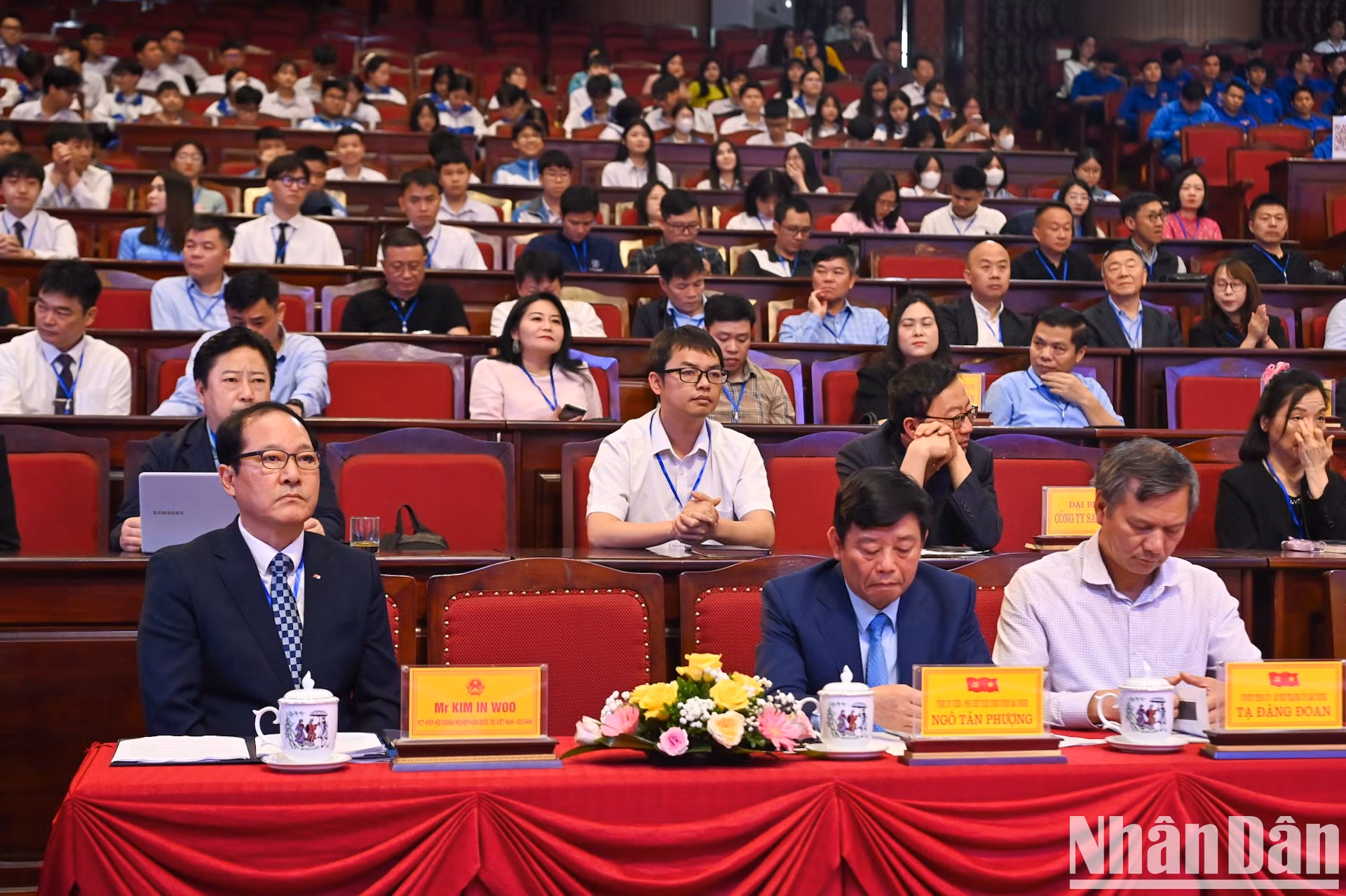 Dirigentes de Bac Ninh, expertos, especialistas y representantes de empresas de Bac Ninh acuden al evento.