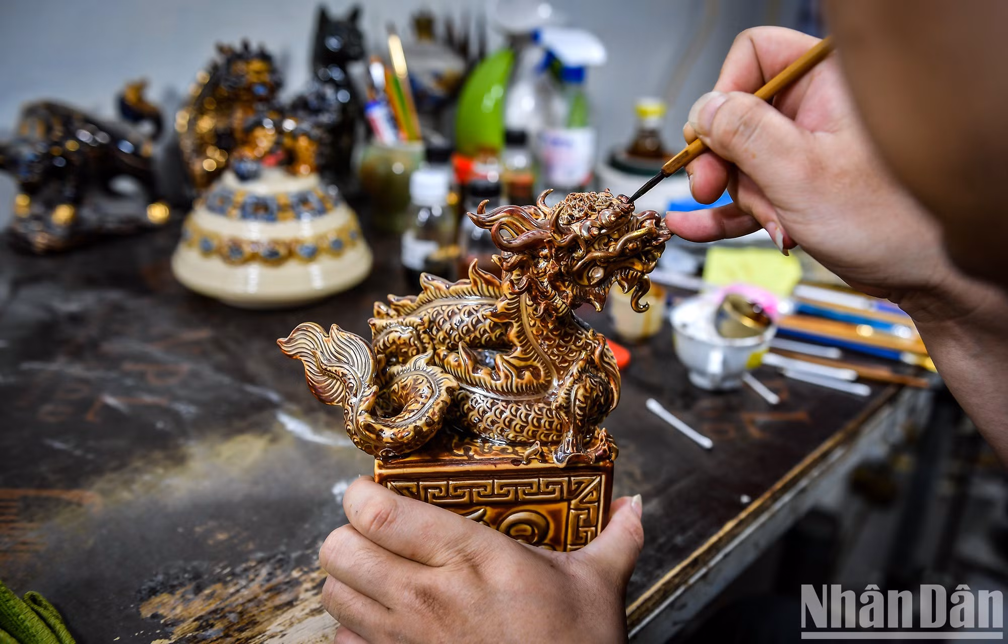 El artista Mac Trieu Duong explicó que tarda unas dos horas y media en pintar el producto. El artesano utiliza oro líquido de 24 quilates para decorar el sello, que luego se cuece una segunda vez a la temperatura adecuada durante unas seis u ocho horas para crear una lujosa capa dorada. El artista Mac Trieu Duong explicó que tarda unas dos horas y media en pintar el producto. El artesano utiliza oro líquido de 24 quilates para decorar el sello, que luego se cuece una segunda vez a la temperatura adecuada durante unas seis u ocho horas para crear una lujosa capa dorada.