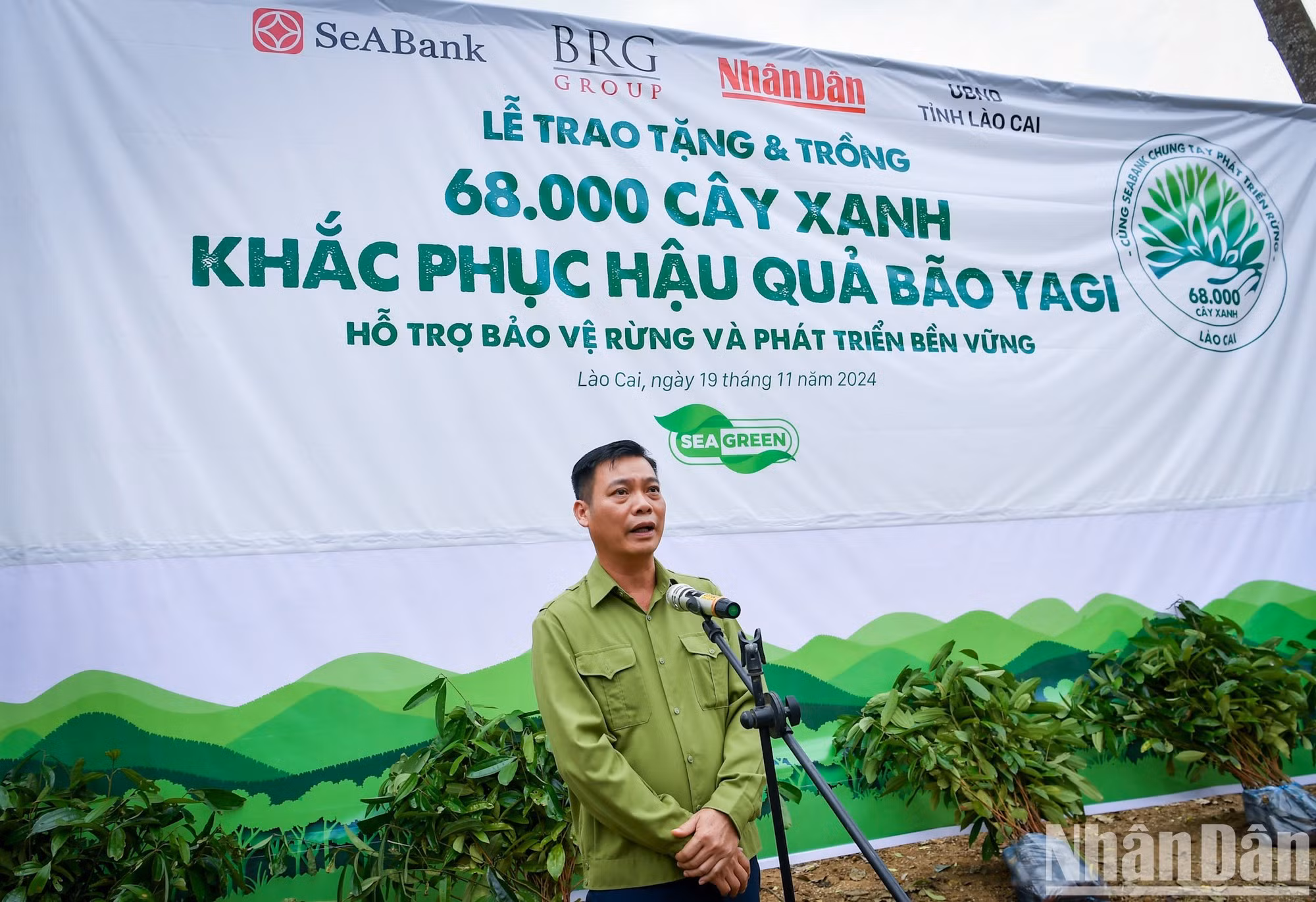 Tran Trong Thong, subsecretario del Partido Comunista de Vietnam y presidente del Comité Popular del distrito de Bao Yen, agradece el gesto y la amabilidad del periódico Nhan Dan y sus socios. Asimismo, expresa su convicción de que, con la cooperación de la comunidad, la aldea de Lang Nu resurgirá en un futuro próximo.