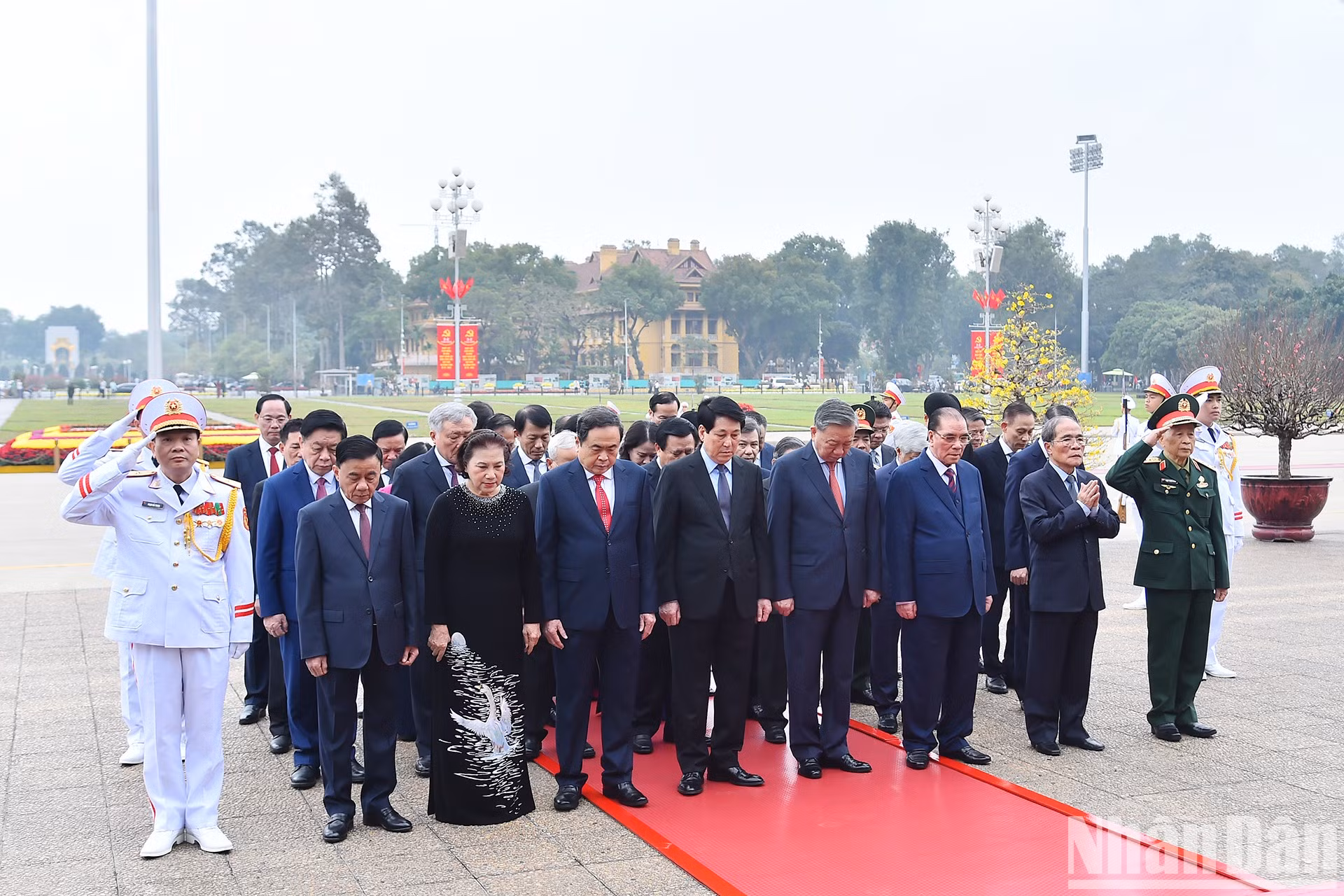 Líderes del Partido y Estado rinden homenaje al Presidente Ho Chi Minh con motivo del Tet.
