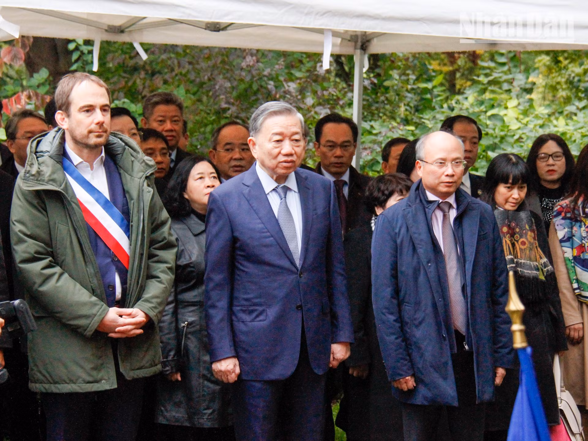 Los asistentes guardan un minuto de silencio en memoria del Presidente Ho Chi Minh. Los asistentes guardan un minuto de silencio en memoria del Presidente Ho Chi Minh.
