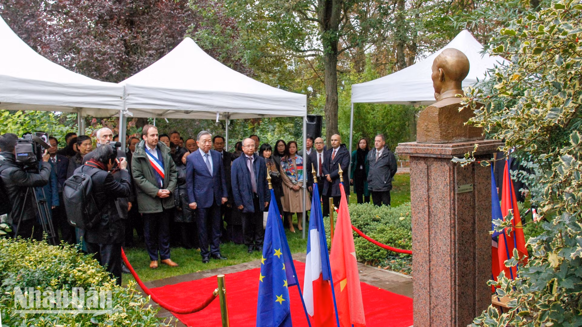 El líder vietnamita y la delegación de alto nivel colocan flores en busto de Presidente Ho Chi Minh en la ciudad de Montreuil. El líder vietnamita y la delegación de alto nivel colocan flores en busto de Presidente Ho Chi Minh en la ciudad de Montreuil.