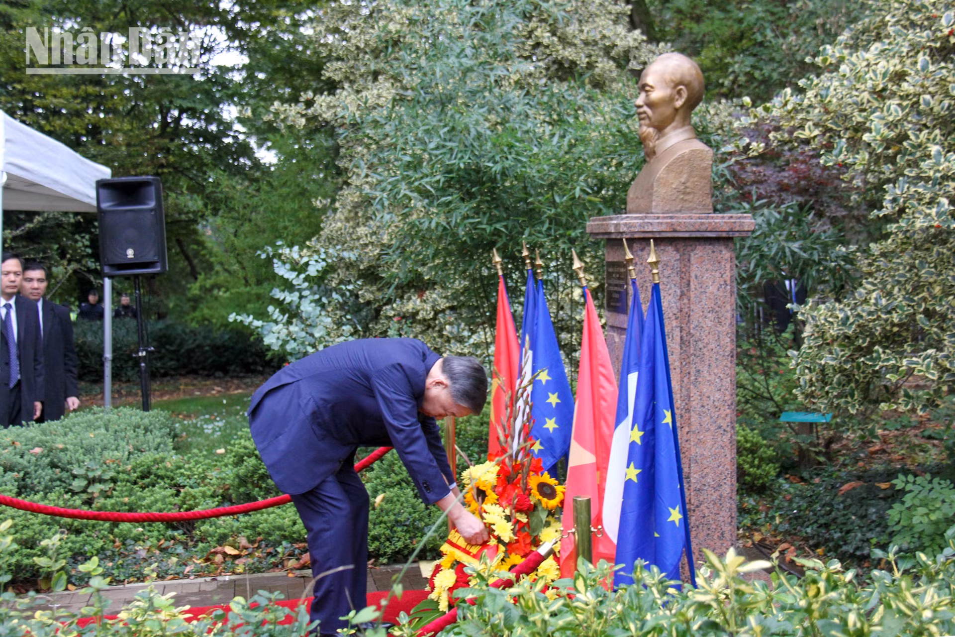 El máximo dirigente vietnamita To Lam deposita flores ante el busto del héroe nacional de Vietnam. El máximo dirigente vietnamita To Lam deposita flores ante el busto del héroe nacional de Vietnam.