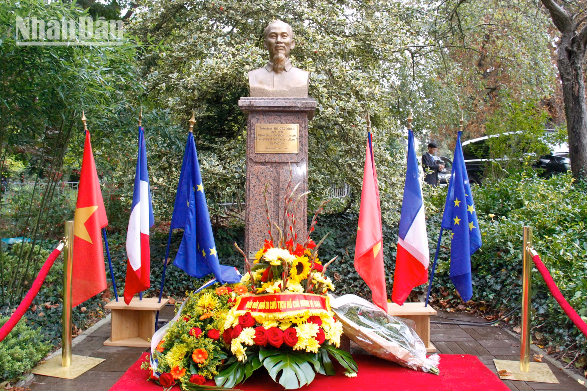 El busto del Presidente Ho Chi Minh en la ciudad francesa de Montreuil. El busto del Presidente Ho Chi Minh en la ciudad francesa de Montreuil.