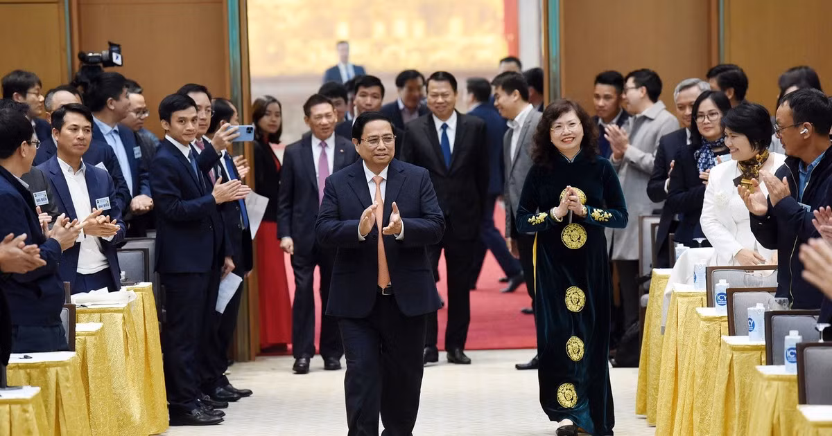 El primer ministro de Vietnam, Pham Minh Chinh, asiste al evento.