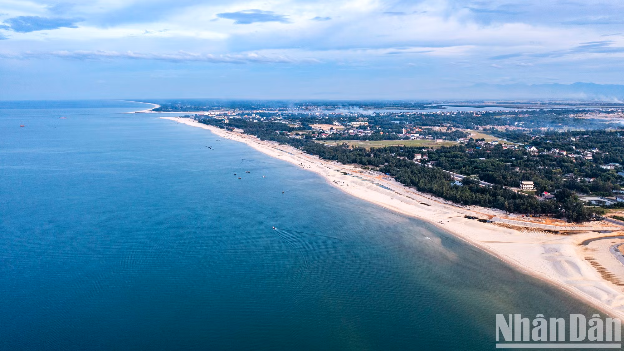 A unos 15 kilómetros de la ciudad de Dong Ha, la playa de Cua Viet se encuentra en el distrito de Gio Linh. Cua Viet es una larga y ancha franja de fina arena blanca bordeada de hileras de árboles verdes.