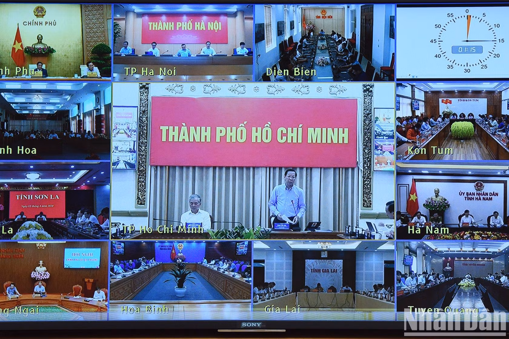 El presidente del Comité Popular de Ciudad Ho Chi Minh, Phan Van Mai, habla en la reunión. El presidente del Comité Popular de Ciudad Ho Chi Minh, Phan Van Mai, habla en la reunión.