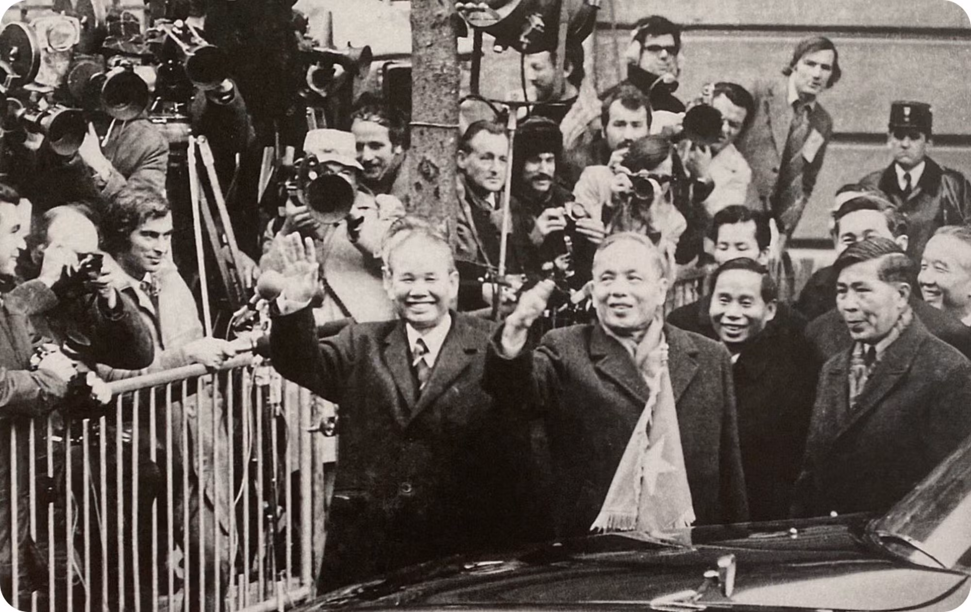 El ministro Xuan Thuy (a la izquierda), y el vice primer ministro y canciller Nguyen Duy Trinh (centro) saludaron a los compatriotas y periodistas antes de entrar en el Centro Internacional de Convenciones de Kléber para firmar los Acuerdos de París. El ministro Xuan Thuy (a la izquierda), y el vice primer ministro y canciller Nguyen Duy Trinh (centro) saludaron a los compatriotas y periodistas antes de entrar en el Centro Internacional de Convenciones de Kléber para firmar los Acuerdos de París.