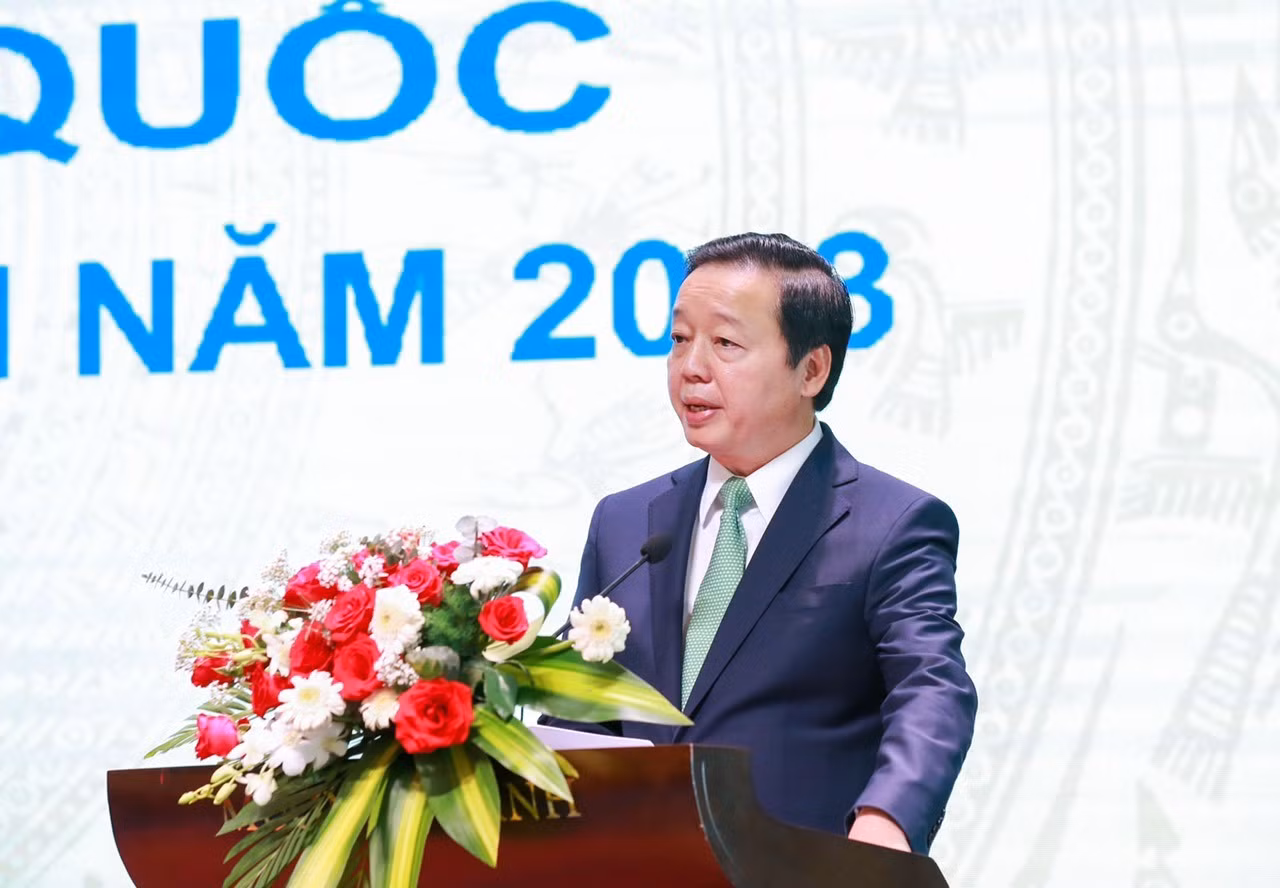 El viceprimer ministro Tran Hong Ha habla en el evento.