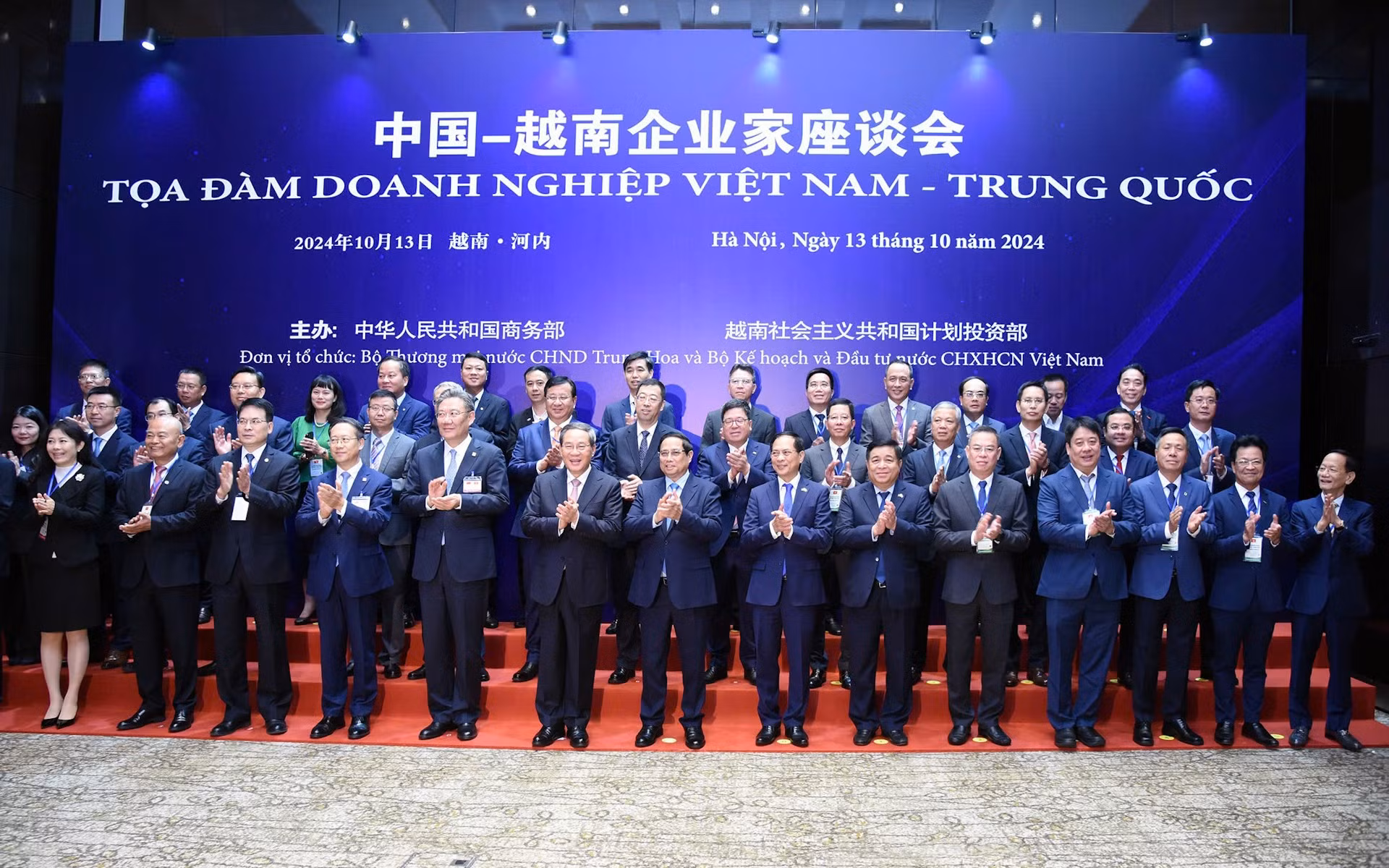 Los premieres de Vietnam y China y los asistentes al evento. Los premieres de Vietnam y China y los asistentes al evento.
