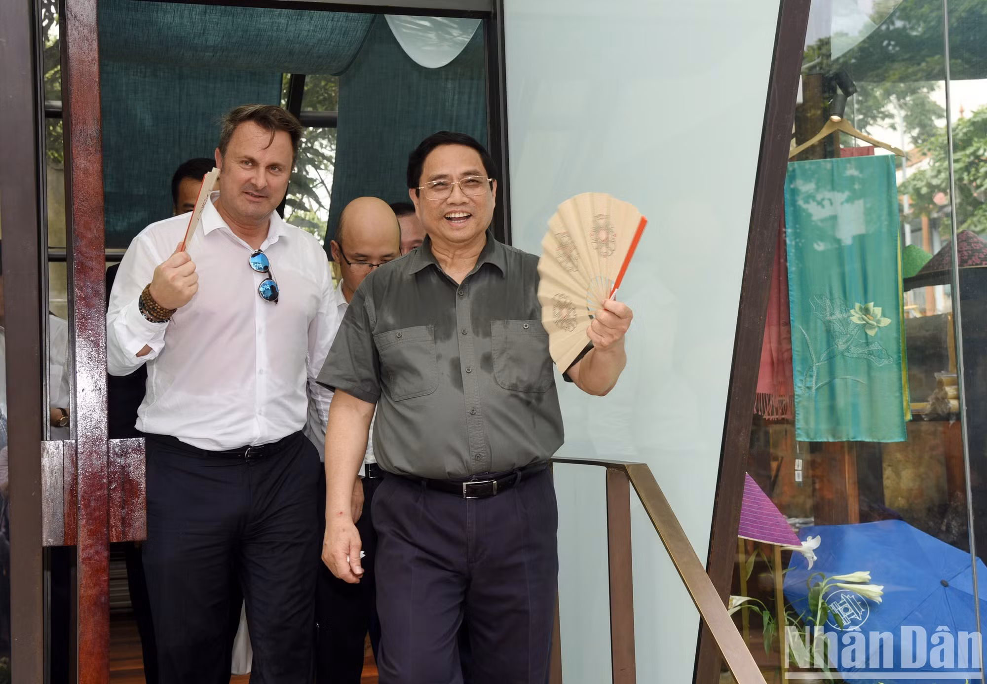 Ambos dirigentes utilizan abanico de papel, un regalo de recuerdo típico de Vietnam.