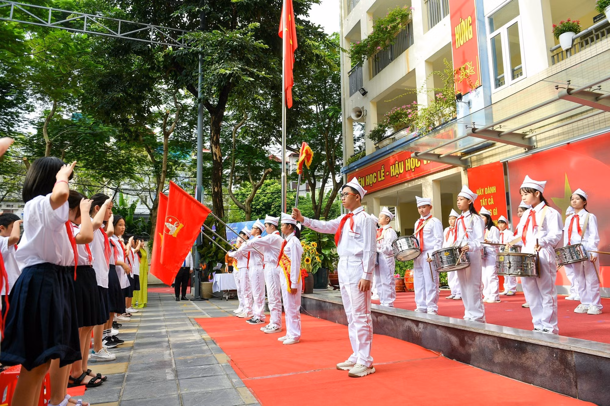 Ceremonia de saludo a la bandera.