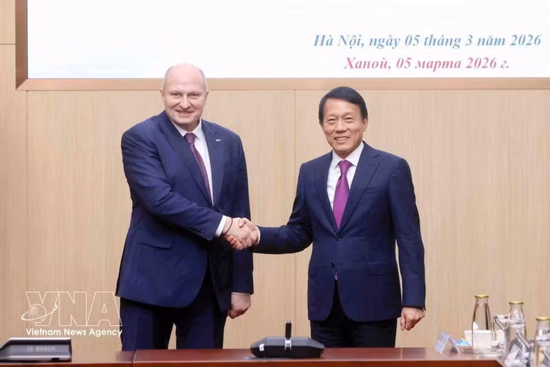 El general Luong Tam Quang, ministro de Seguridad Pública de Vietnam (derecha), y el titular del Ministerio de Situaciones de Emergencia de Rusia, Aleksandr Kurenkov. (Foto: VNA)