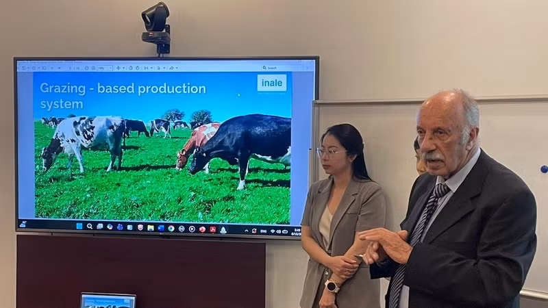 Ricardo de Izaguirre, presidente del Instituto Nacional de la Leche de Uruguay, presenta una ponencia en la sesión. (Foto: Khac Kien)