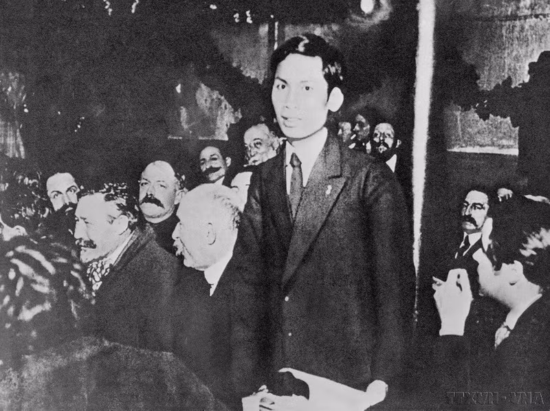El camarada Nguyen Ai Quoc (Presidente Ho Chi Minh) pronuncia un discurso en el Congreso de fundación del Partido Comunista Francés en la ciudad de Tours. Fue el primer vietnamita en convertirse en comunista y es considerado uno de los fundadores del Partido Comunista Francés (diciembre de 1920).