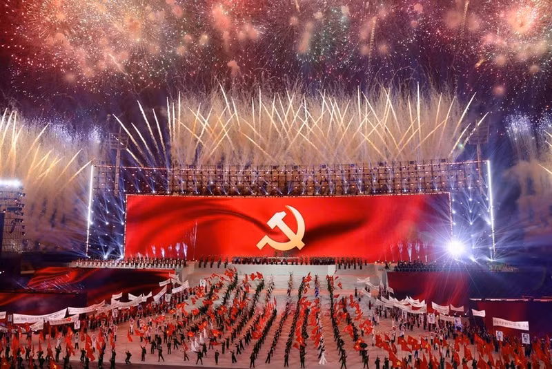 Un espectáculo de fuegos artificiales a gran escala, descrito como una sinfonía majestuosa, celebró el éxito del XIV Congreso Nacional del Partido Comunista de Vietnam en la noche del 23 de enero de 2026. (Foto: VNA)