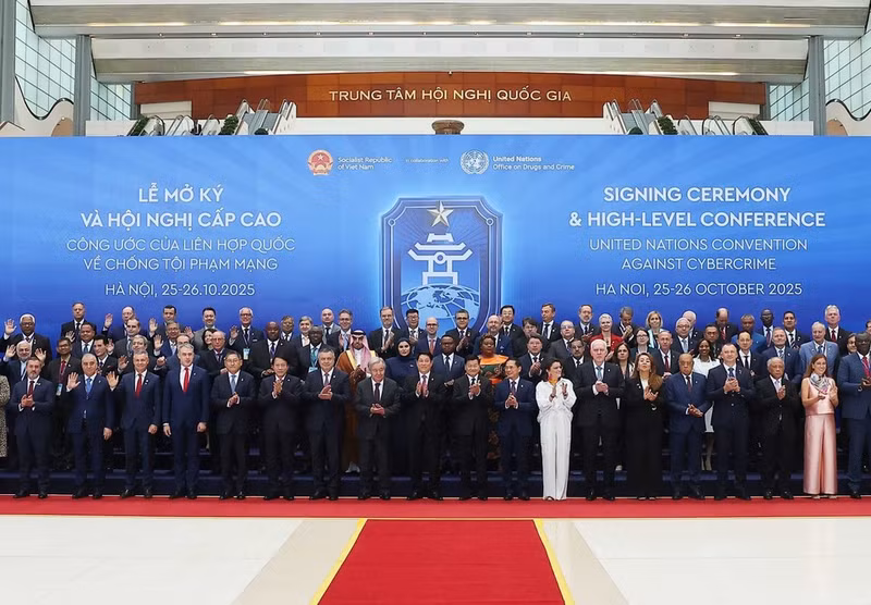 Bajo el liderazgo del Partido, la posición internacional de Vietnam sigue elevándose. En la foto, delegados de varios países en la ceremonia de apertura de firma de la Convención de las Naciones Unidas contra la Ciberdelincuencia (Convención de Hanói) en octubre de 2025.
