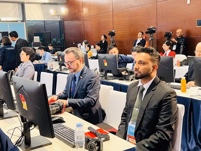 Representantes internacionales siguen el desarrollo del XIV Congreso Nacional del PCV en el Centro de Convenciones de Vietnam. (Foto: VNA)