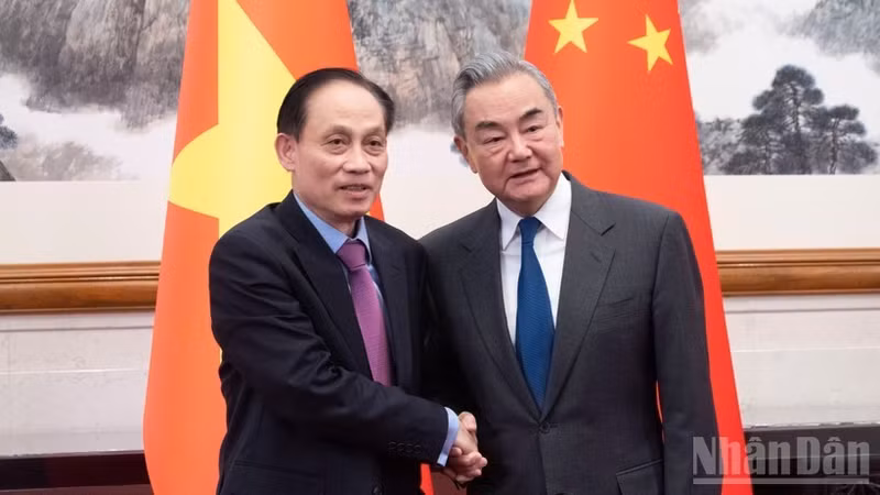 El ministro de Relaciones Exteriores vietnamita, Le Hoai Trung (izquierda), se reúne con su homólogo chino, Wang Yi. (Foto: Nhan Dan)