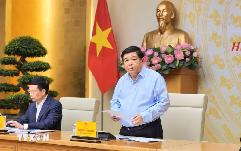 El viceprimer ministro vietnamita Nguyen Chi Dung habla en la reunión. (Foto: VNA)