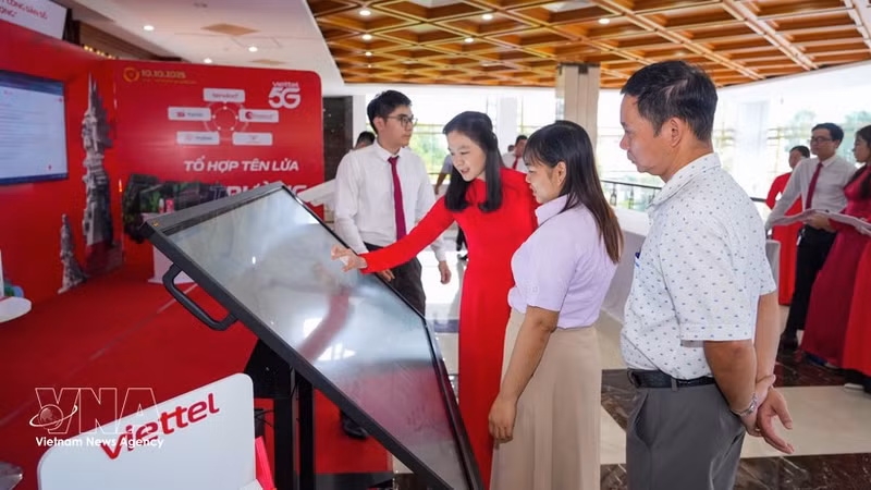 Presentación de plataformas y soluciones de transformación digital al servicio del gobierno digital y la economía digital en la provincia de Tay Ninh. (Foto: VNA)